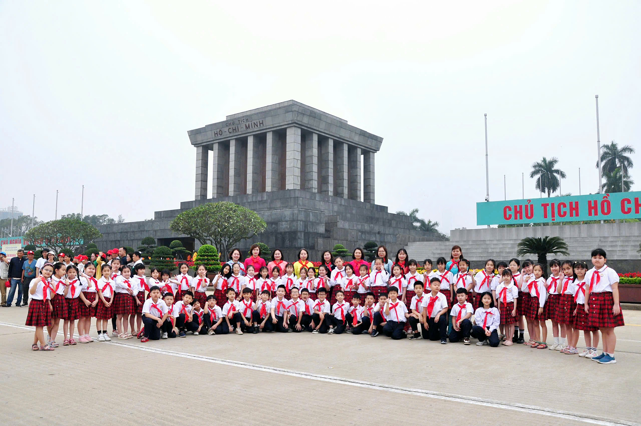 Trường Tiểu học Phan Chu Trinh tổ chức Lễ báo công và Lễ kết nạp Đội viên tại Lăng Chủ tịch Hồ Chí Minh