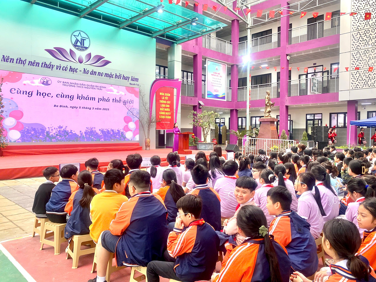 Trải nghiệm môi trường học tập mới Các bạn học sinh khối lớp 5 đến thăm trường THCS Nguyễn Trãi