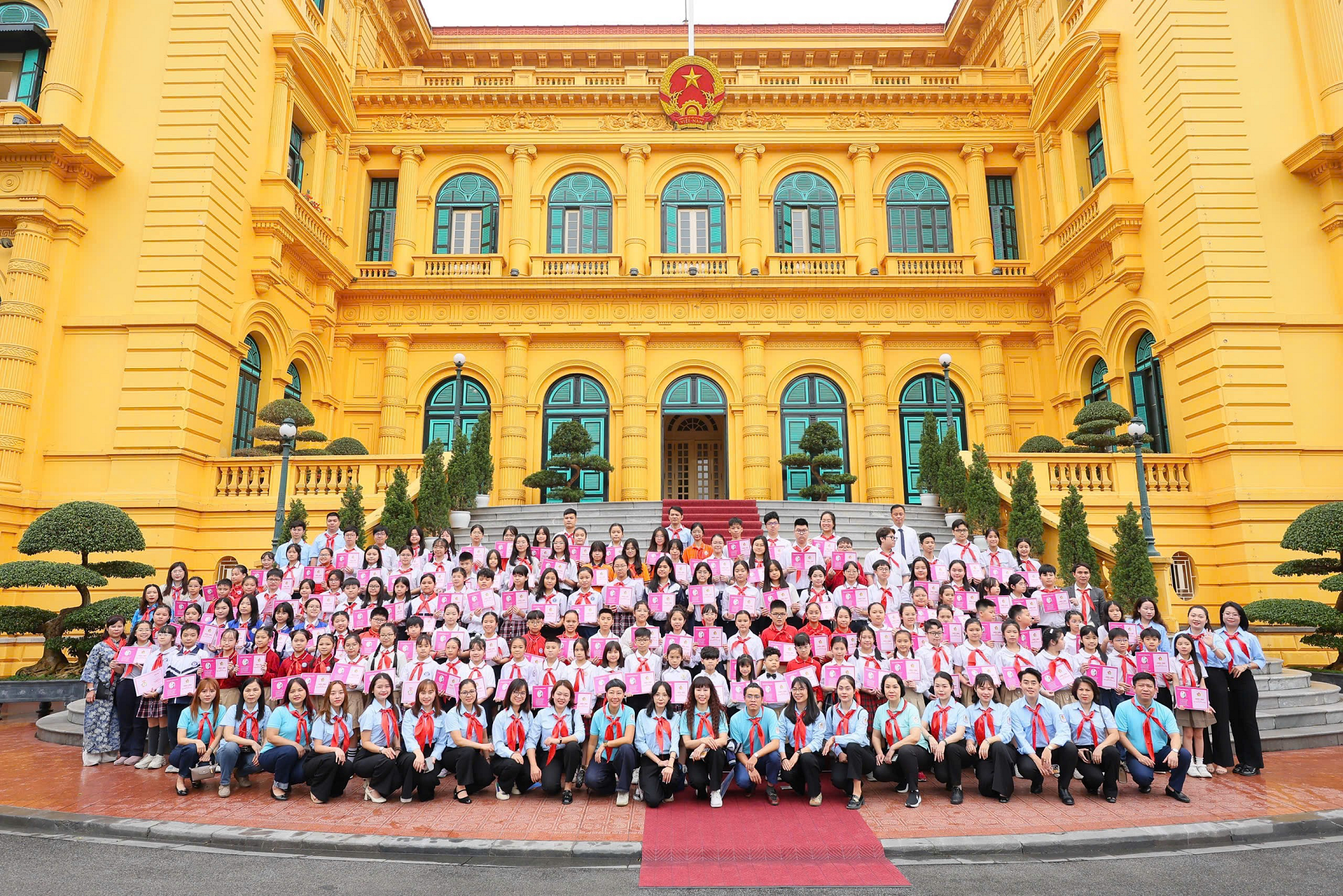 Những cháu ngoan Bác Hồ của liên đội Tiểu Học Phan Chu Trinh vinh dự,  tự hào tham gia “Lễ Báo công dâng Bác Đại hội Cháu Ngoan Bác Hồ Quận Ba Đình Lần Thứ VIII - Năm 2025”