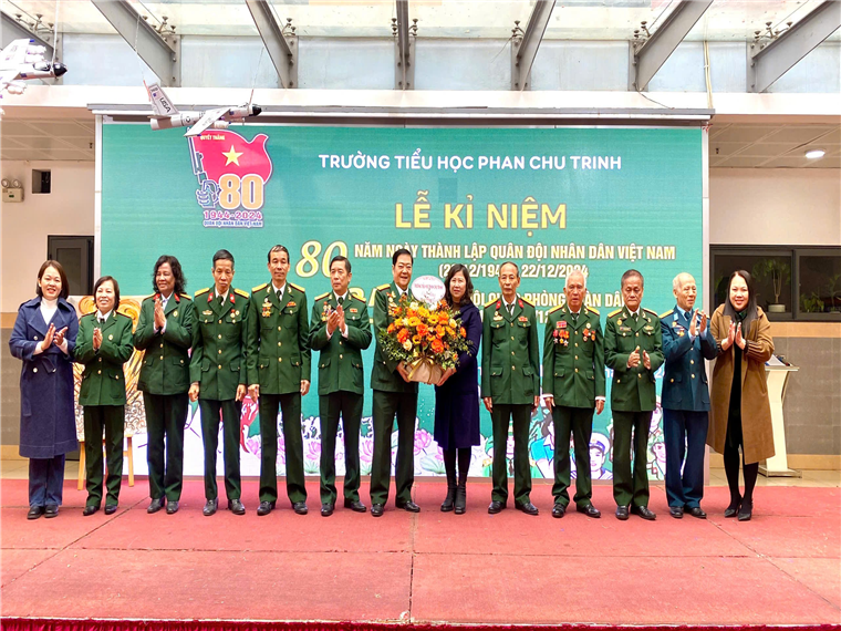 Ảnh Trường Tiểu học Phan Chu Trinh long trọng tổ chức Lễ kỉ niệm 80 năm ngày thành lập quân đội nhân dân Việt Nam, 35 năm ngày hội Quốc phòng toàn dân