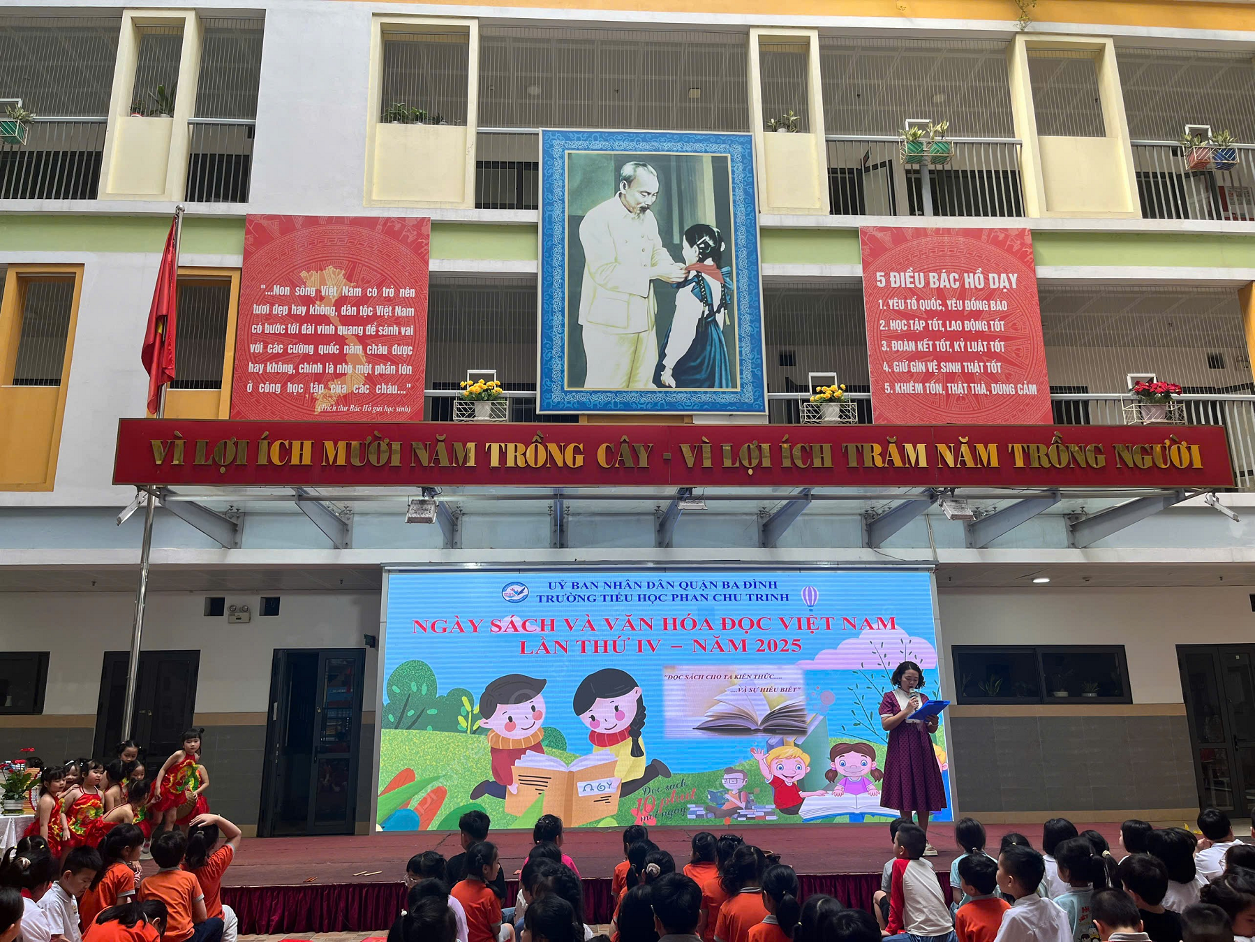 Ngày sách và văn hóa đọc 2025 tại trường Tiểu học Phan Chu Trinh: “Khơi nguồn cảm hứng – Kết nối yêu thương” từ trang sách