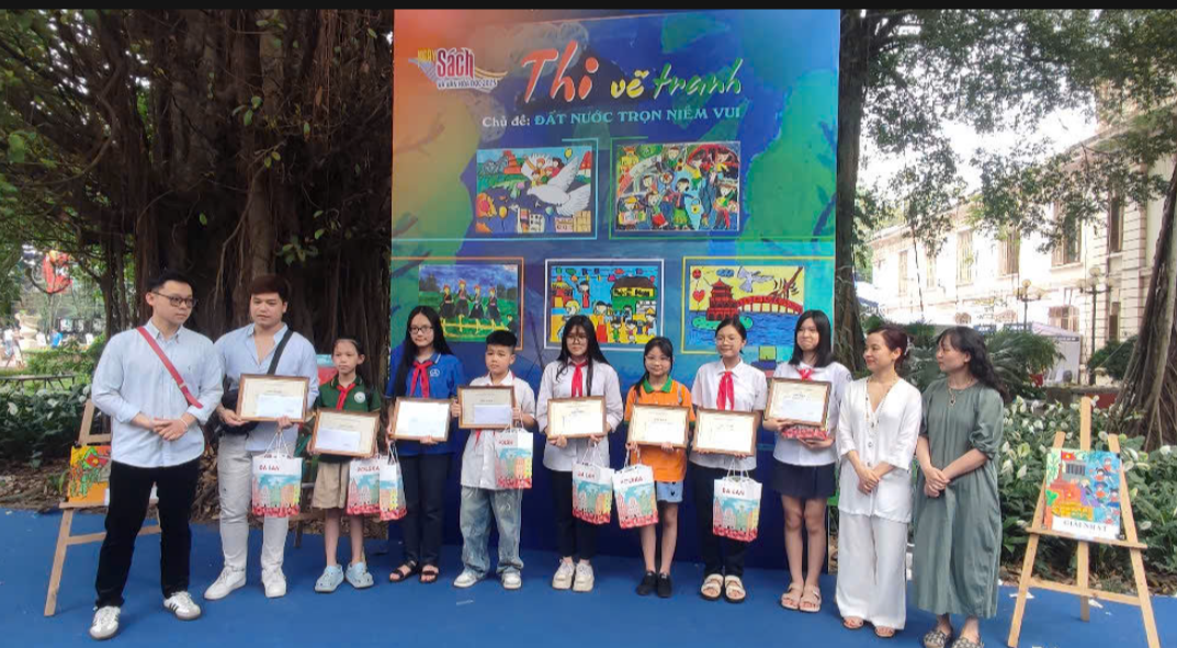 Niềm vui đất nước trong những bức tranh  của các bạn nhỏ trường TH Phan Chu Trinh