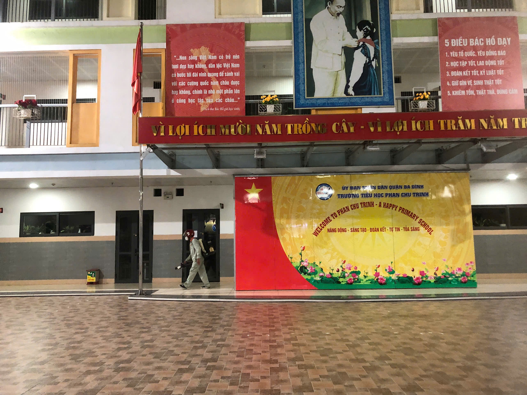 Trường TH Phan Chu Trinh triển khai phun khử khuẩn phòng, chống dịch bệnh