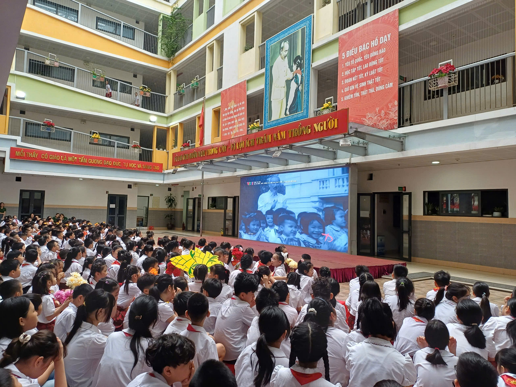 Kỉ niệm 135 năm ngày sinh Chủ tịch Hồ Chí Minh - Người là ánh sáng,  em là mầm xanh