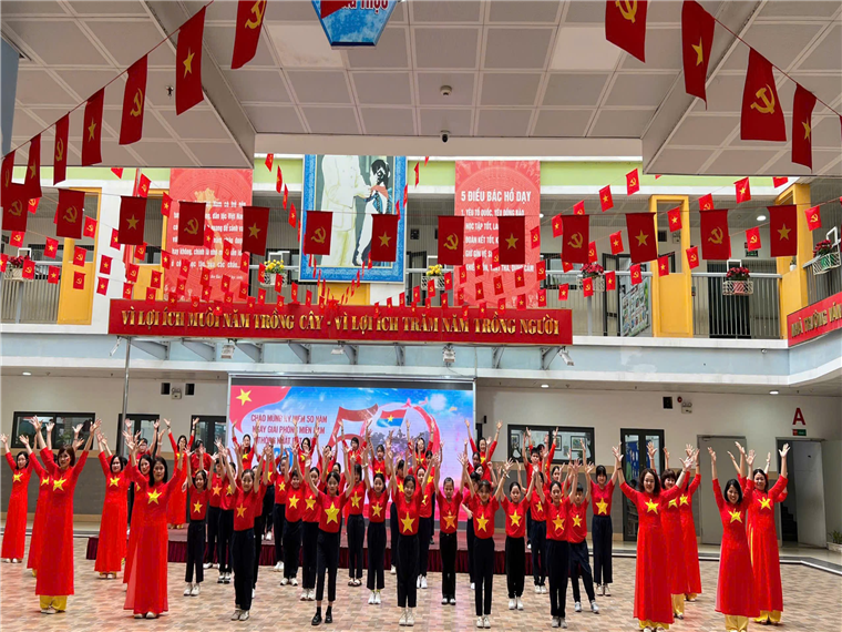 Thầy trò trường Phan chào mừng Kỉ niệm 50 năm ngày Giải phóng miền Nam - Thống nhất đất nước