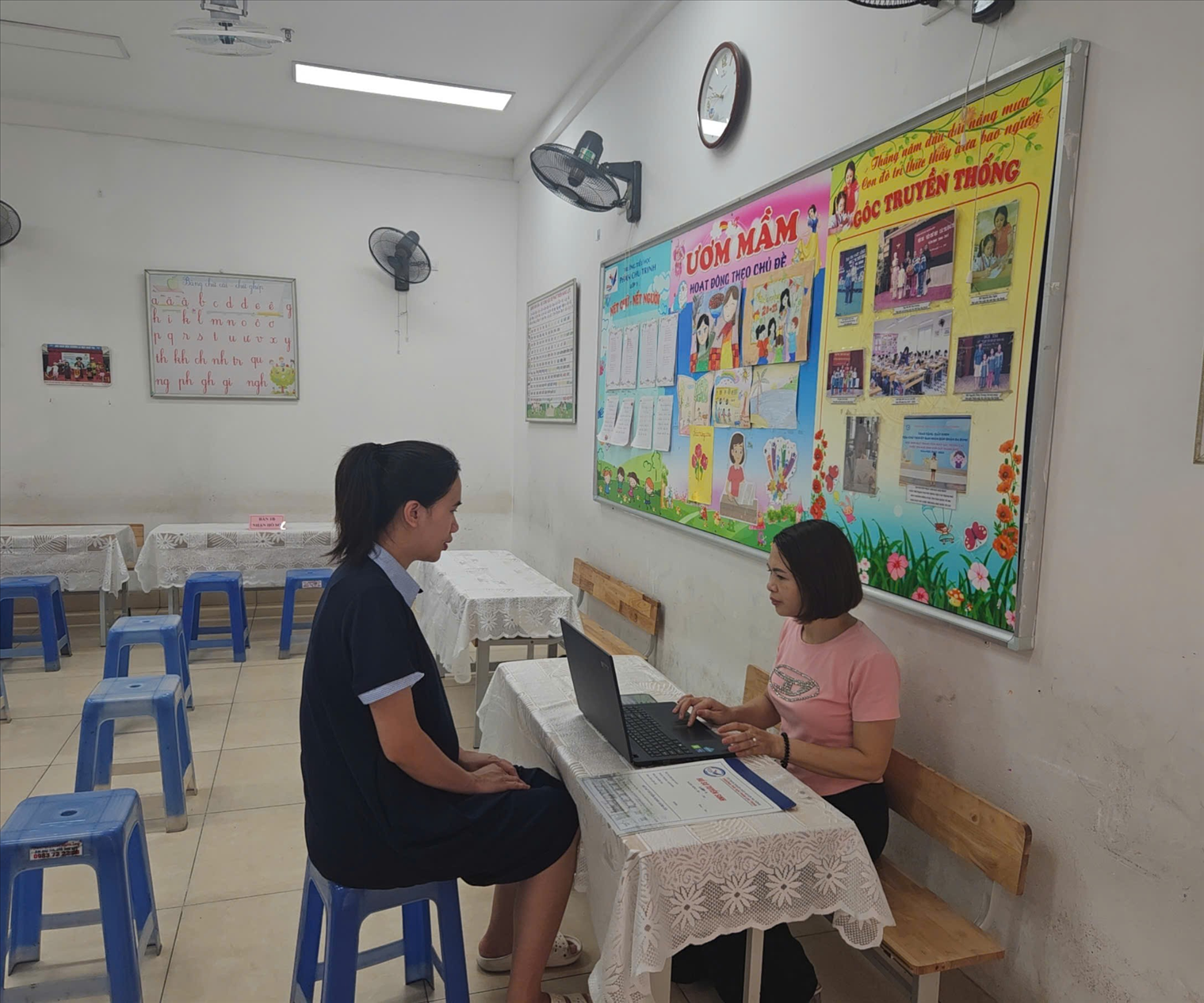 Trường TH Phan Chu Trinh đồng hành cùng phụ huynh học sinh  trong ngày tuyển sinh trực tuyến năm học 2025-2026