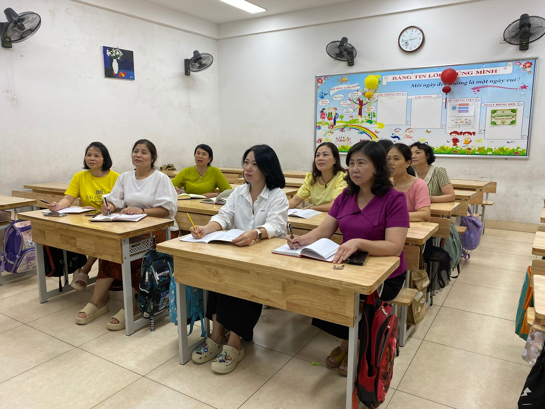 Cán bộ - Giáo viên trường TH Phan Chu Trinh tham dự  Hội thảo giới thiệu, hướng dẫn sử dụng bộ sách Giáo dục kĩ năng số - Dành cho học sinh tiểu học