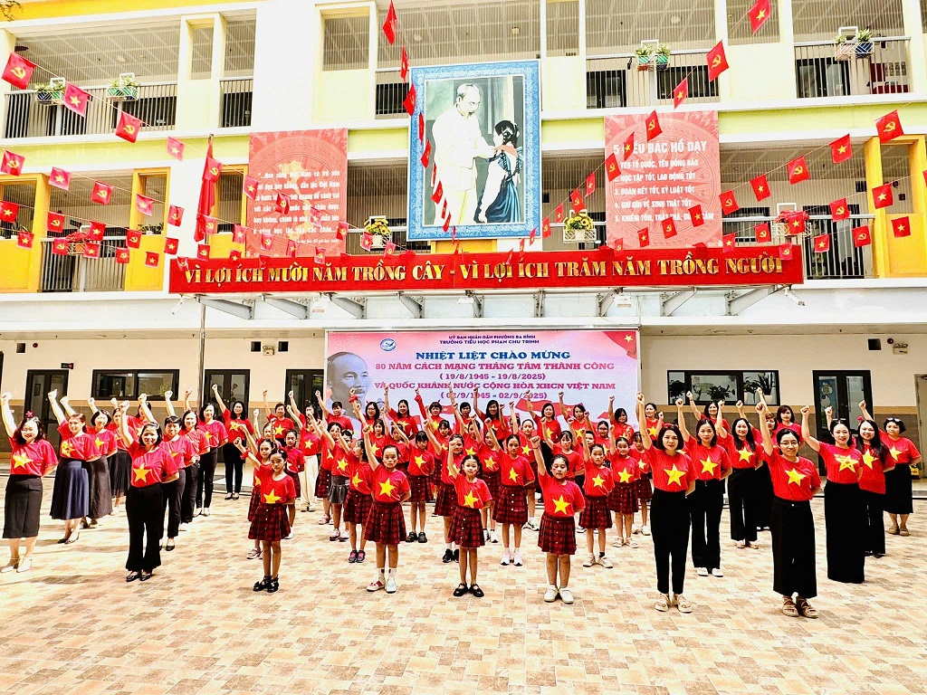 Trường Tiểu học Phan Chu Trinh – Vinh dự đồng hành cùng nhân dân trong dịp kỷ niệm 80 năm Cách mạng Tháng Tám và Quốc khánh 2/9