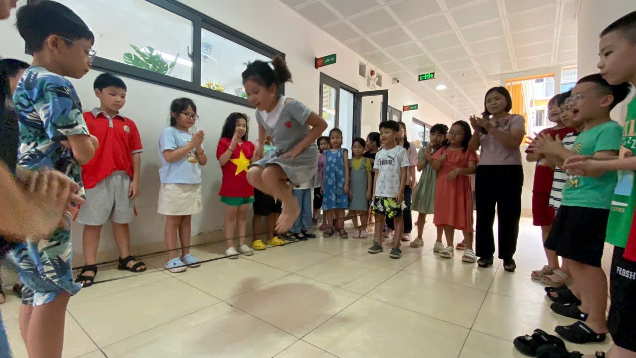 Nhảy dây khoẻ người, cả lớp cùng vui!