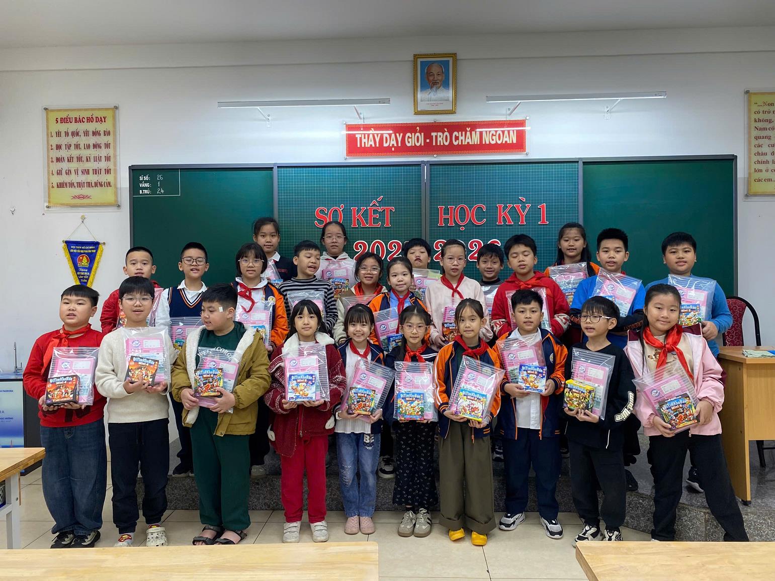 Nhìn lại nửa chặng đường yêu thương - Sơ kết học kì I năm học 2025-2026 của lớp 4E, trường TH Phan Chu Trinh