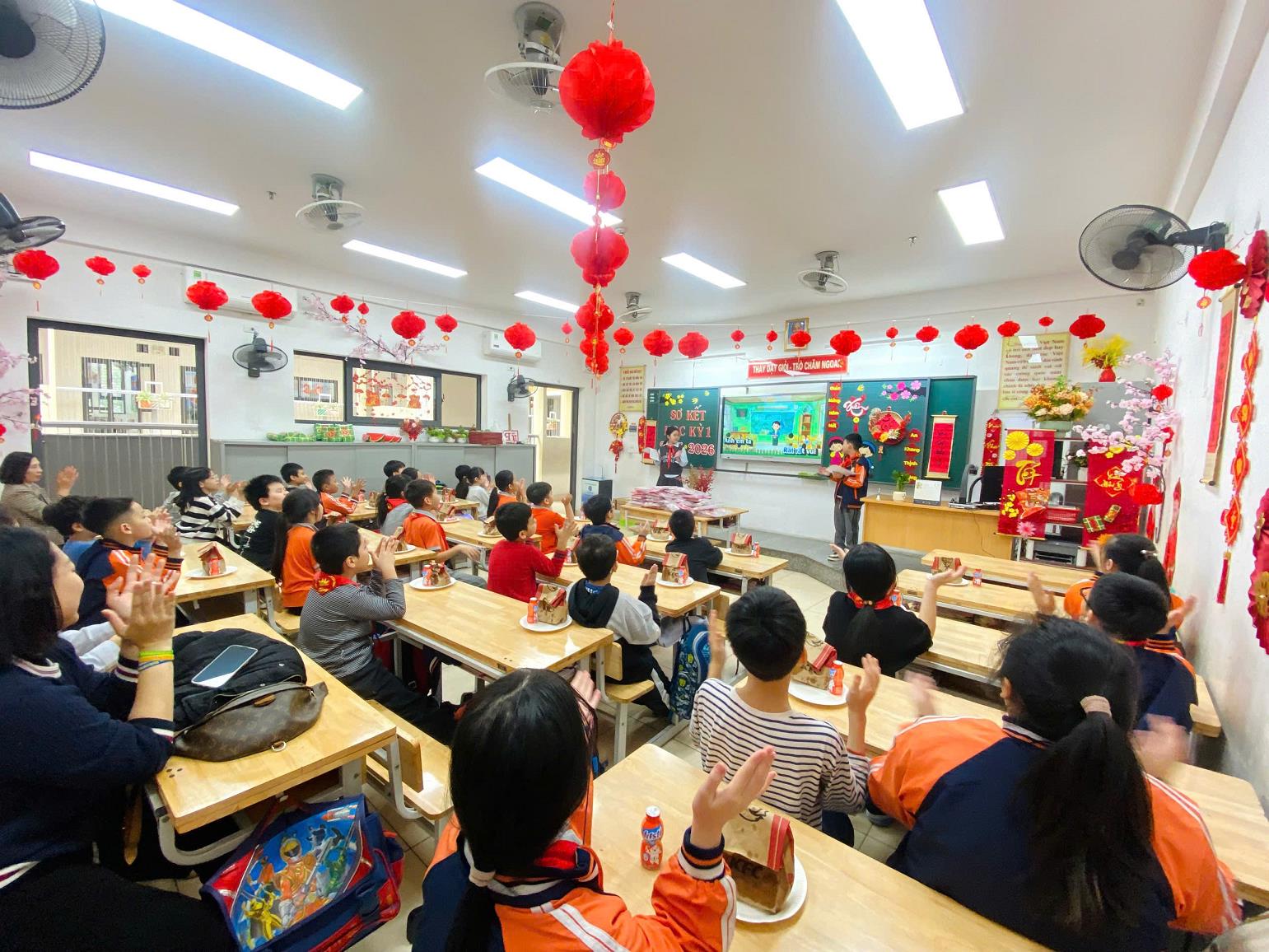 NIỀM VUI CỦA CÁC BẠN HỌC SINH LỚP 4B TRƯỜNG TIỂU HỌC PHAN CHU TRINH KHI ĐƯỢC THAM DỰ LỄ SƠ KẾT HỌC KÌ 1 NĂM HỌC 2025-2026