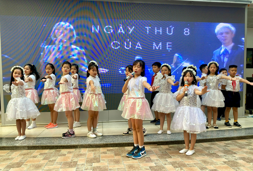 A picture containing person, group, posing, line

Description automatically generated