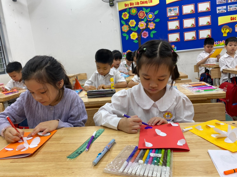 A group of children in a classroom

Description automatically generated with medium confidence