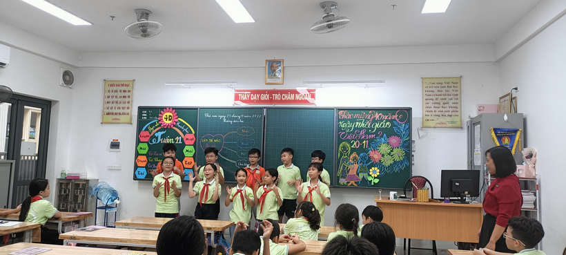 A group of children in a classroom

Description automatically generated