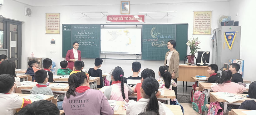 A person giving a presentation to a group of people

Description automatically generated with low confidence