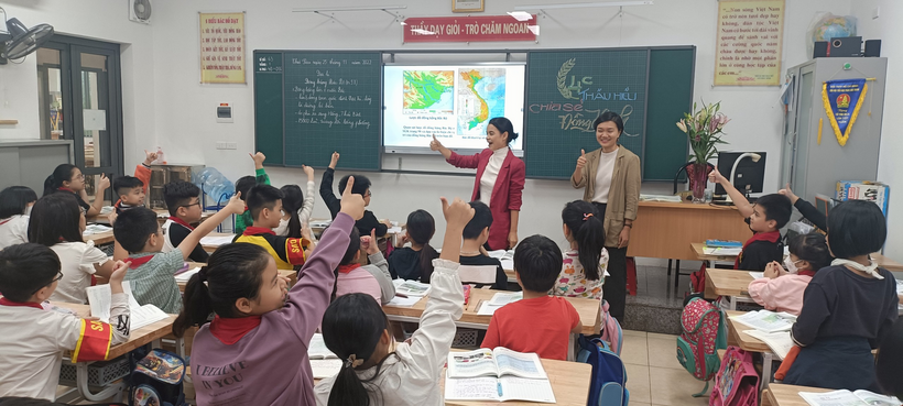 A teacher teaching a class

Description automatically generated with low confidence