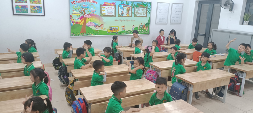A group of children in a classroom

Description automatically generated