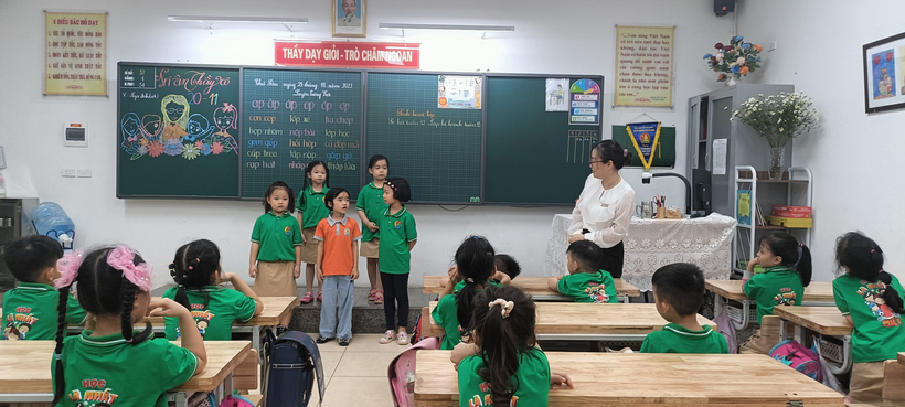 A group of children in a classroom

Description automatically generated with medium confidence