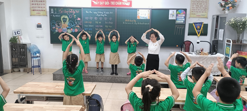 A group of children in a classroom

Description automatically generated with medium confidence