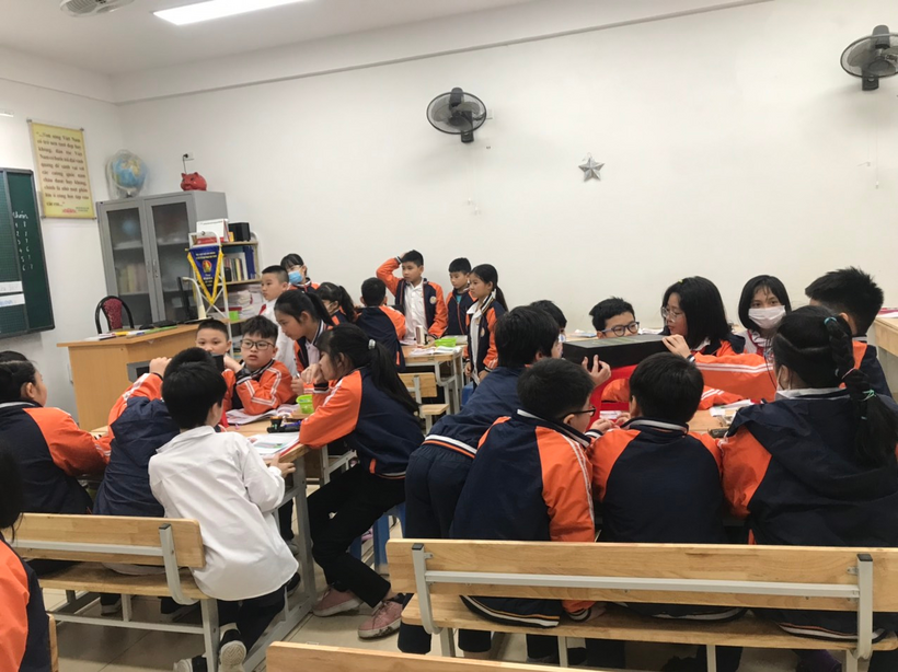 A group of students in a classroom

Description automatically generated with medium confidence