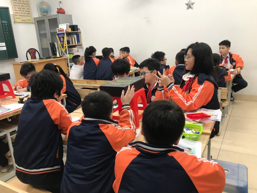 A group of students in a classroom

Description automatically generated with medium confidence