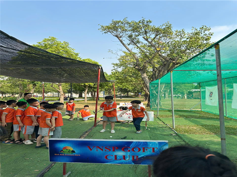 Ảnh có chứa ngoài trời, người, bầu trời, sân chơi

Mô tả được tạo tự động