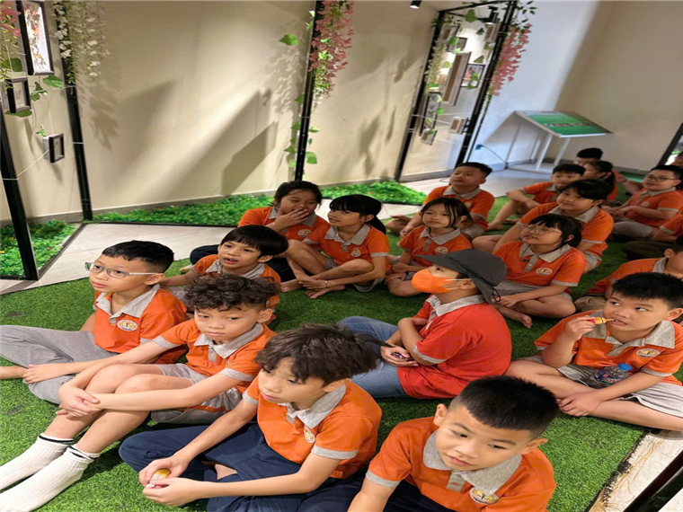 Ảnh có chứa trang phục, người, Mặt người, cỏ

Mô tả được tạo tự động