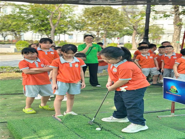 Ảnh có chứa người, trận đấu thể thao, trang phục, thể thao

Mô tả được tạo tự động