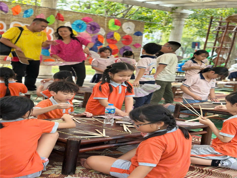 Ảnh có chứa trang phục, người, Mặt người, cô gái

Mô tả được tạo tự động