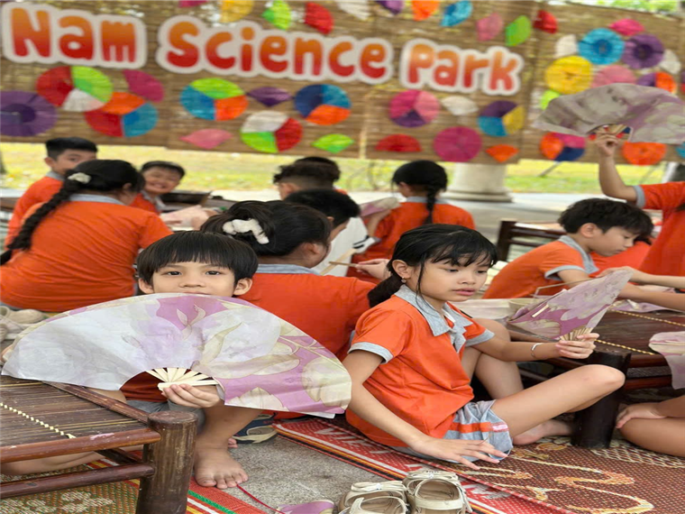 Ảnh có chứa trang phục, người, Mặt người, cậu bé

Mô tả được tạo tự động