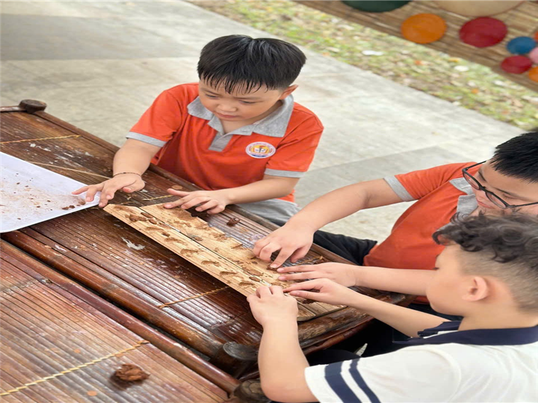 Ảnh có chứa người, trang phục, Mặt người, ngồi

Mô tả được tạo tự động