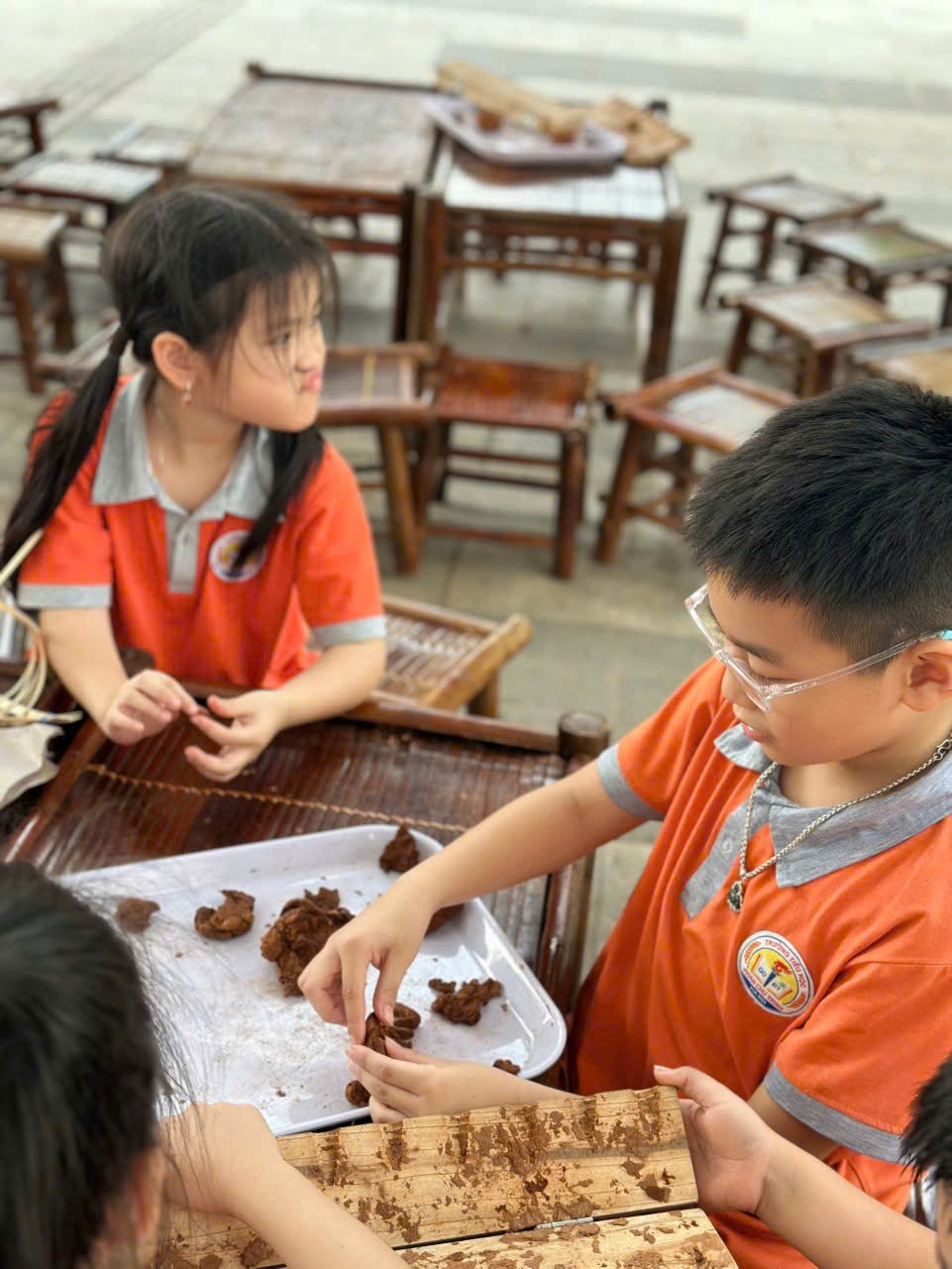 Ảnh có chứa người, trang phục, Mặt người, cậu bé

Mô tả được tạo tự động