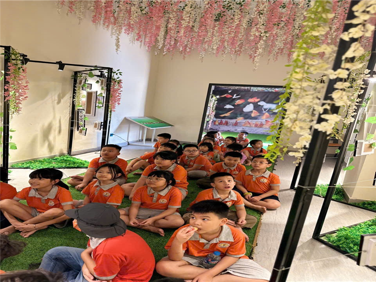 Ảnh có chứa trang phục, Mặt người, người, cậu bé

Mô tả được tạo tự động