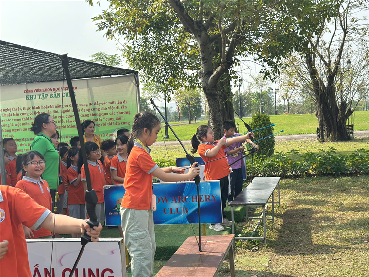 Ảnh có chứa ngoài trời, người, trang phục, cây cối

Mô tả được tạo tự động
