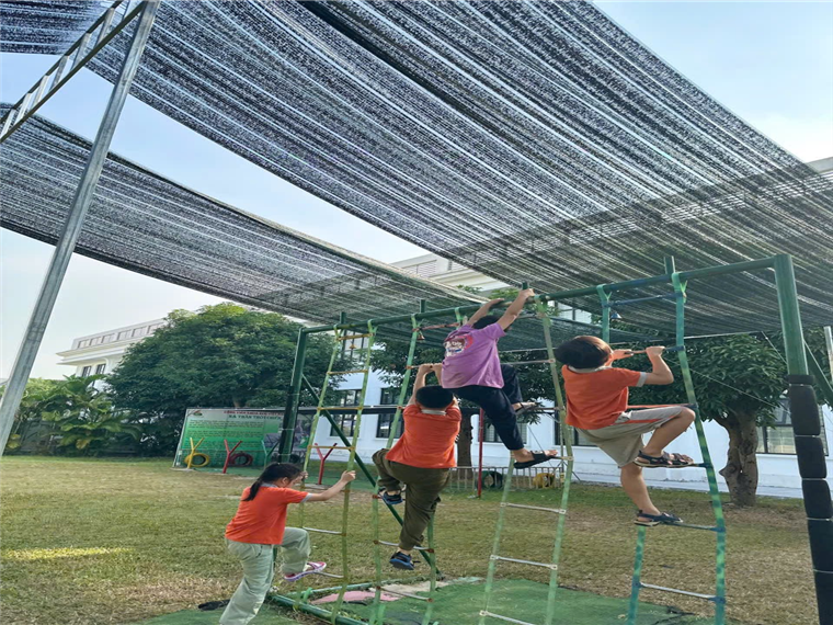Ảnh có chứa bầu trời, ngoài trời, giày dép, sân chơi

Mô tả được tạo tự động
