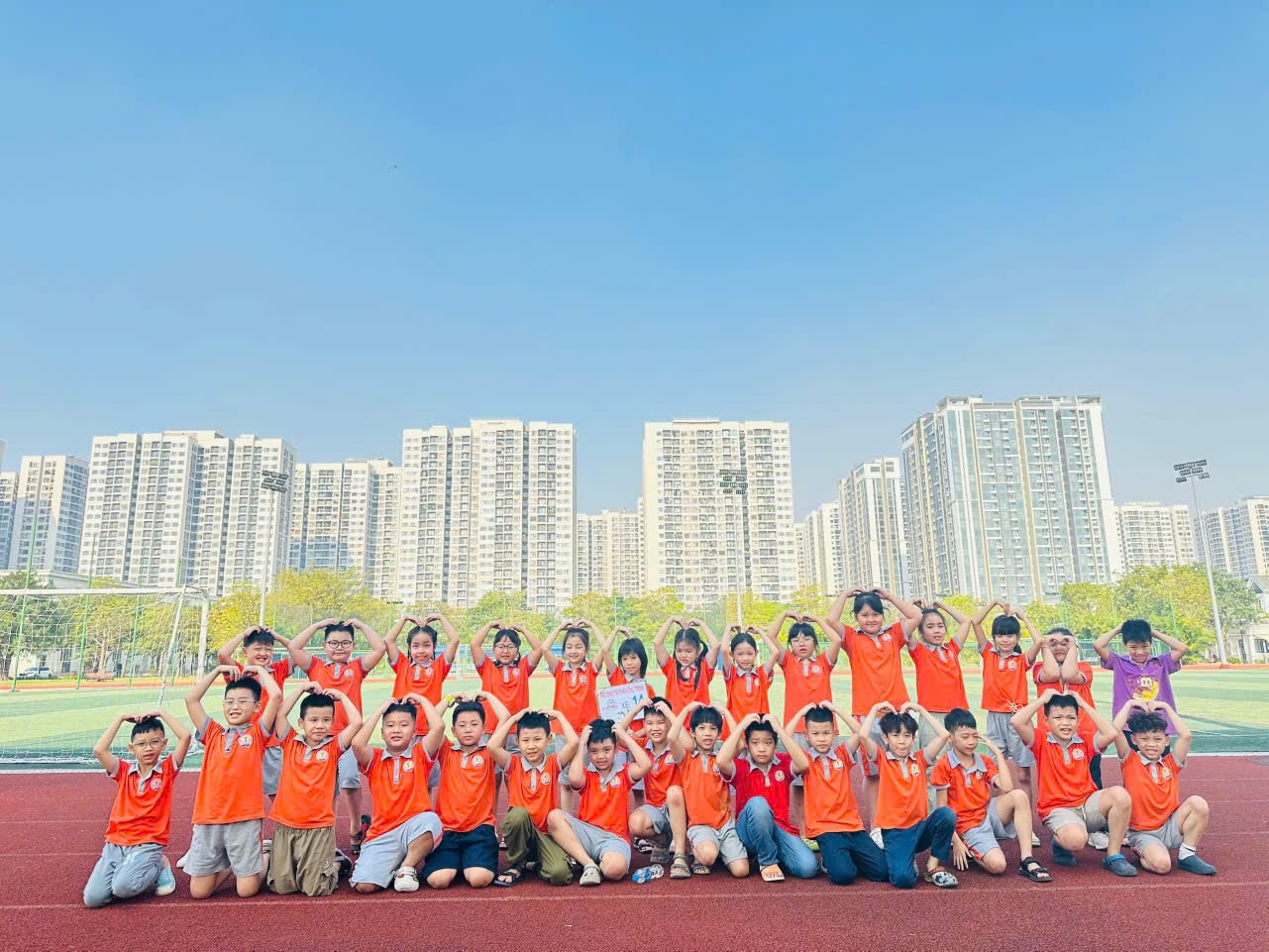 Ảnh có chứa bầu trời, người, ngoài trời, trang phục

Mô tả được tạo tự động