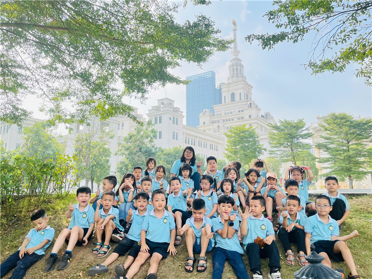 A group of children sitting on the ground

Description automatically generated