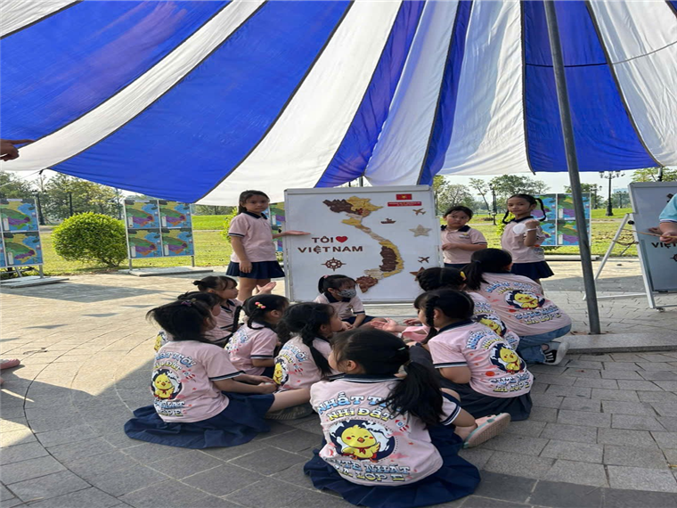 A group of children sitting in a circle

Description automatically generated