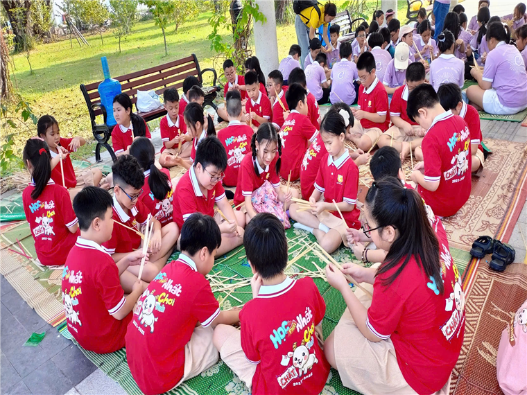 A group of children sitting on a rug

Description automatically generated
