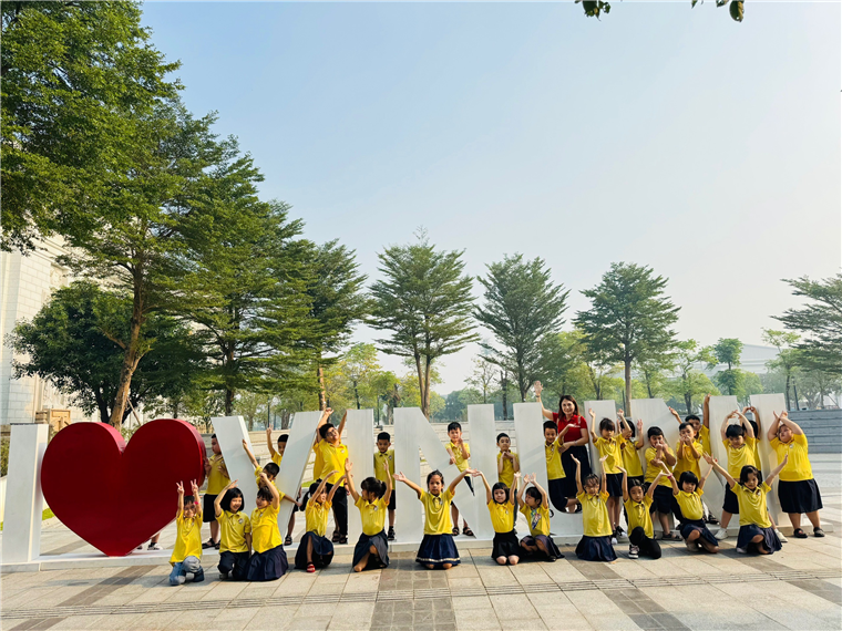A group of children posing for a photo

Description automatically generated