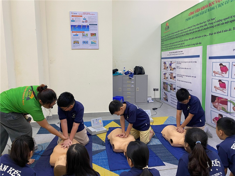 A group of people practicing cpr

Description automatically generated