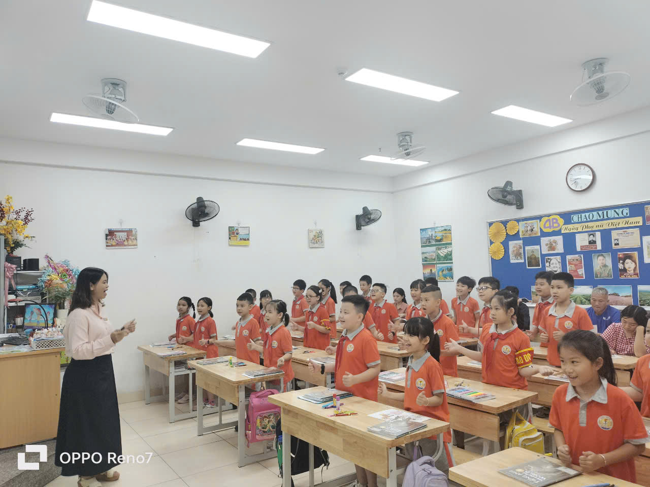 A group of children in a classroom

Description automatically generated