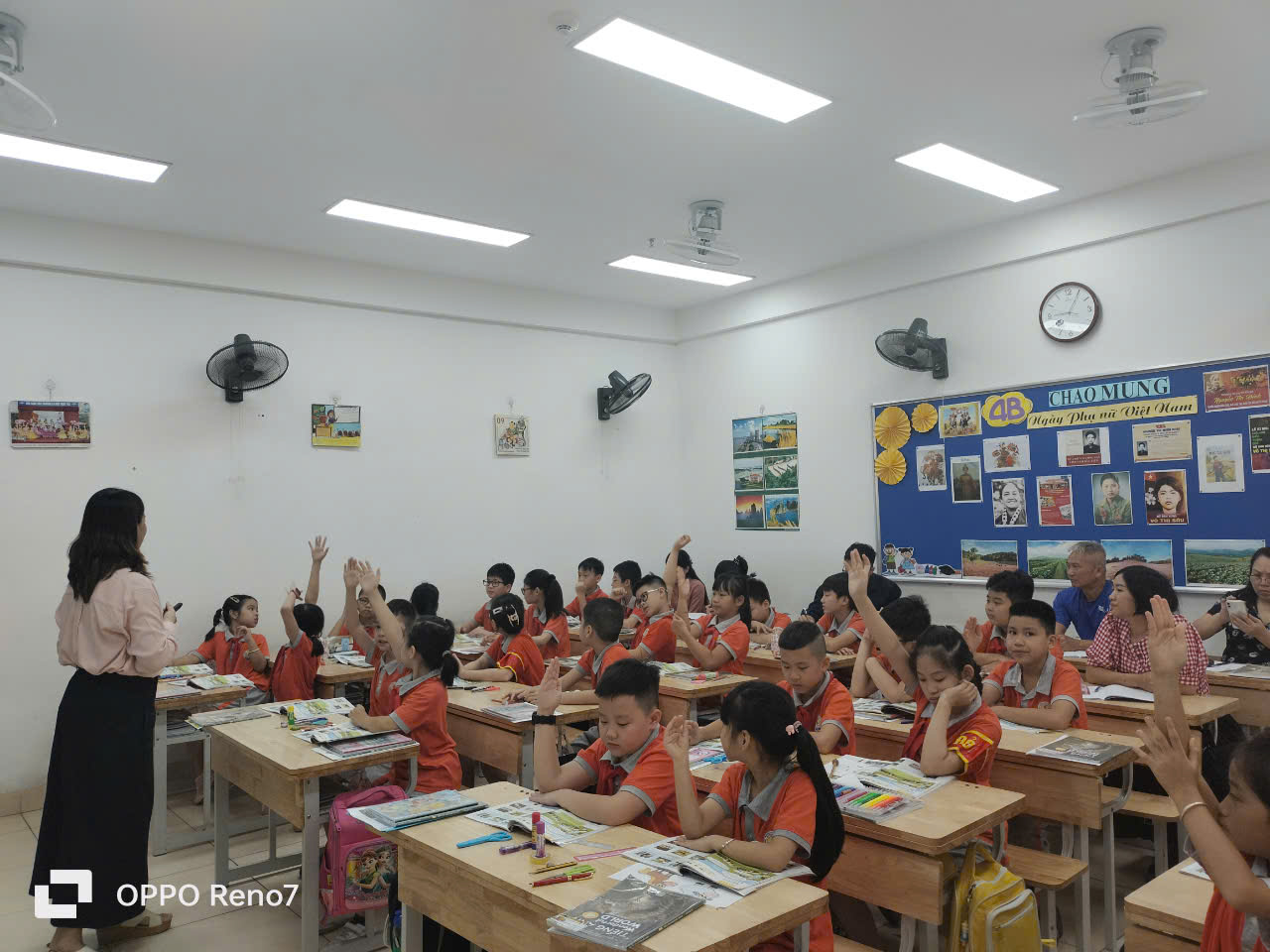 A group of children in a classroom

Description automatically generated