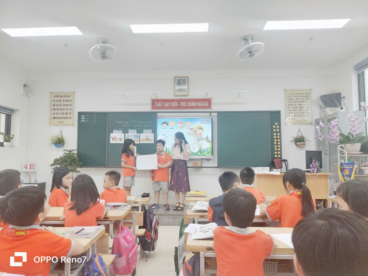 A group of children in a classroom

Description automatically generated