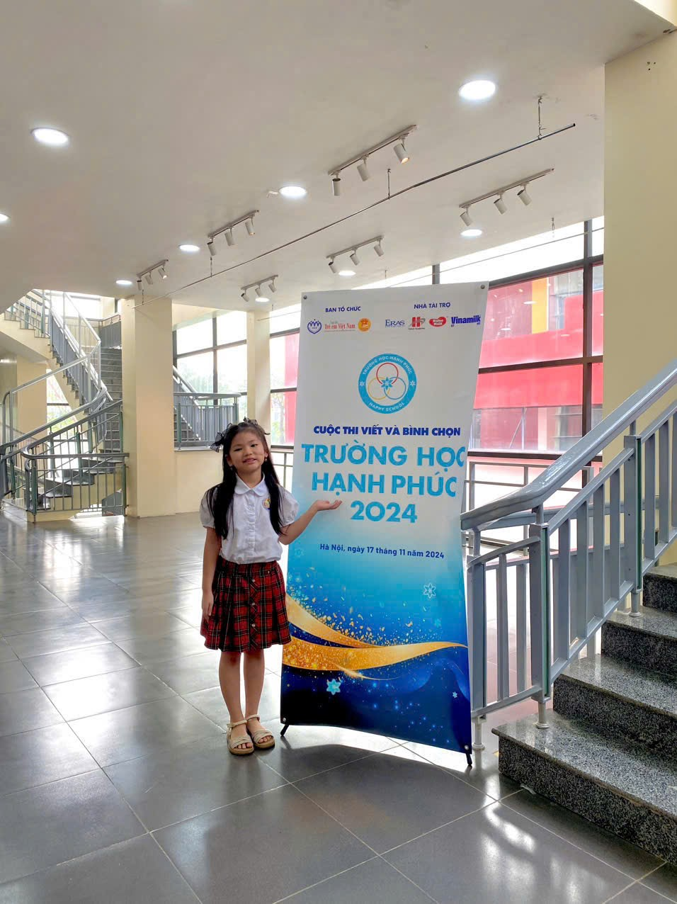 Ảnh có chứa trang phục, giày dép, văn bản, cầu thang

Mô tả được tạo tự động