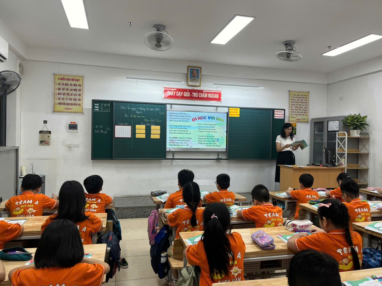 A group of children in a classroom

Description automatically generated