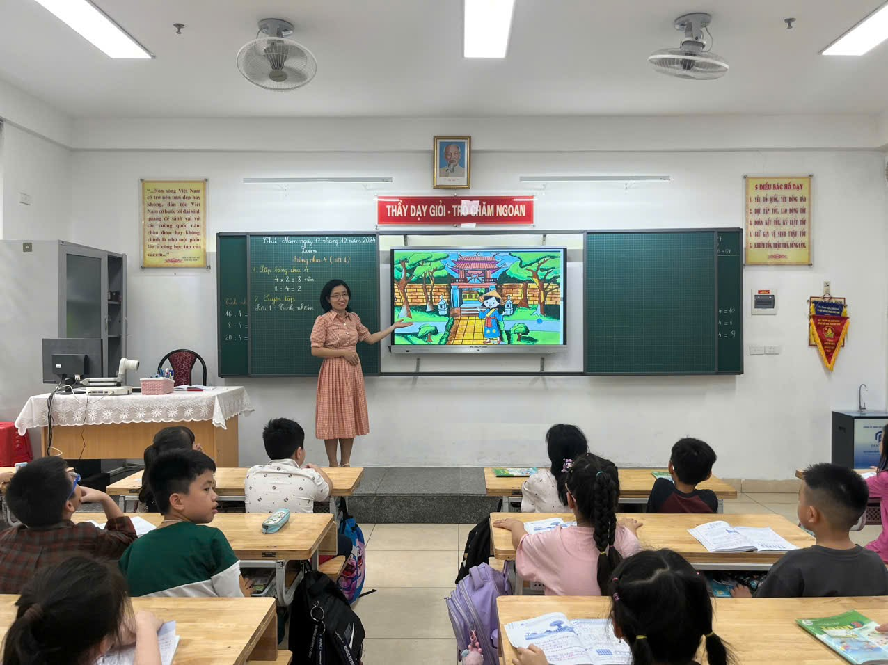 A person standing in front of a classroom with a group of children

Description automatically generated