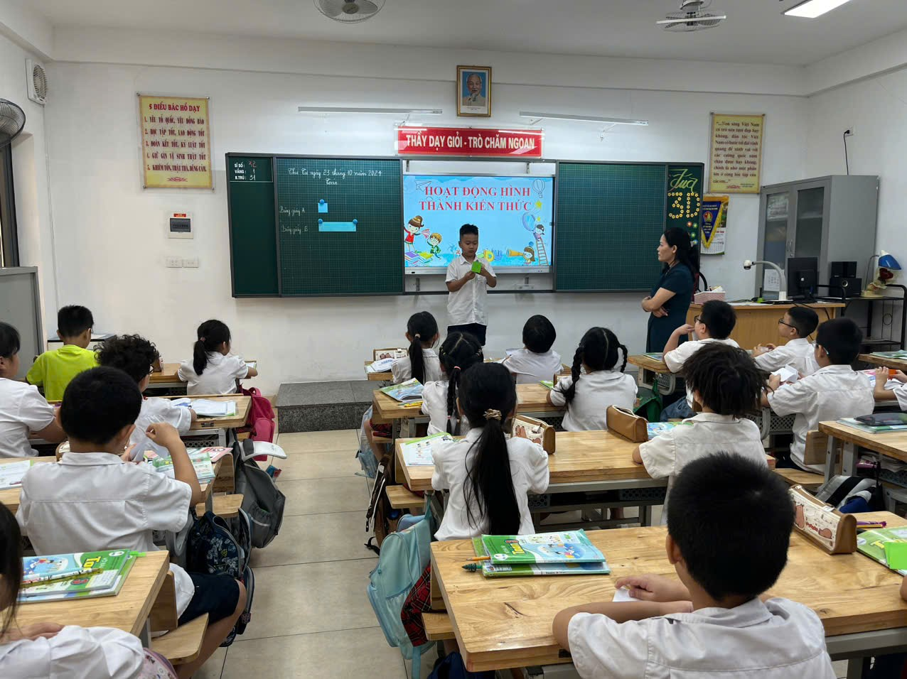 A group of students in a classroom

Description automatically generated