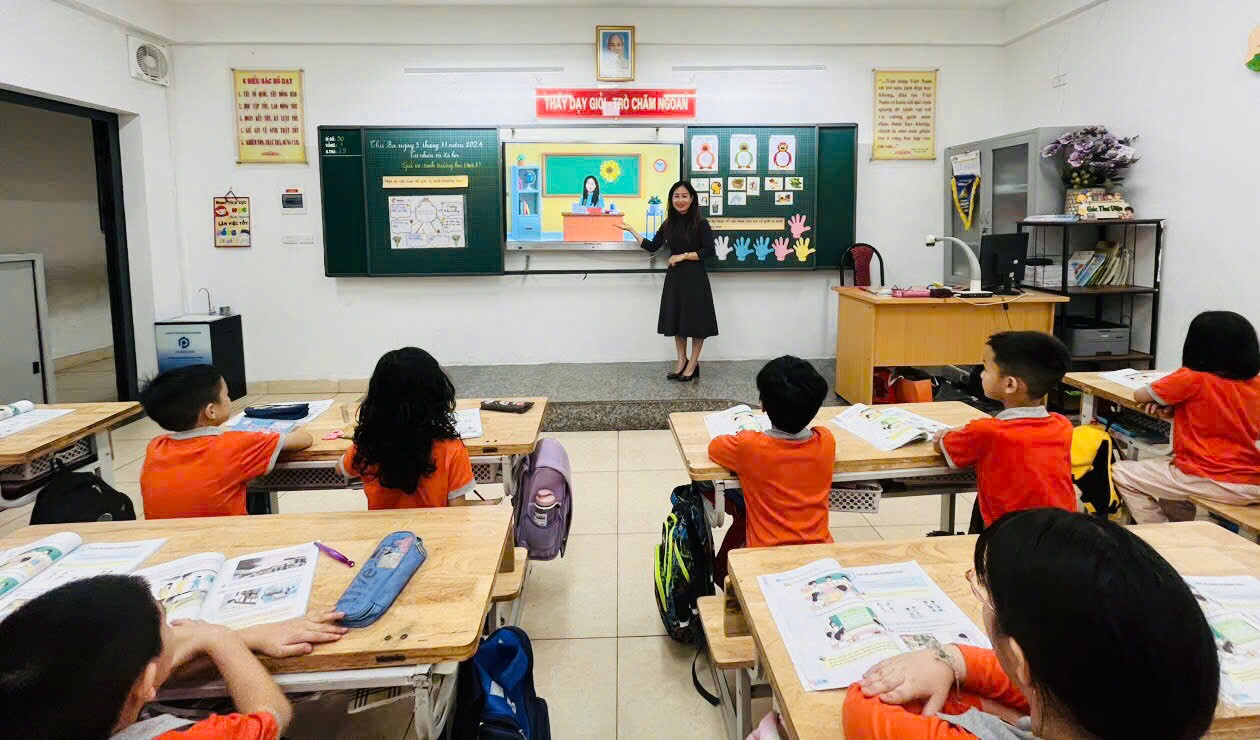 A person standing in front of a classroom

Description automatically generated