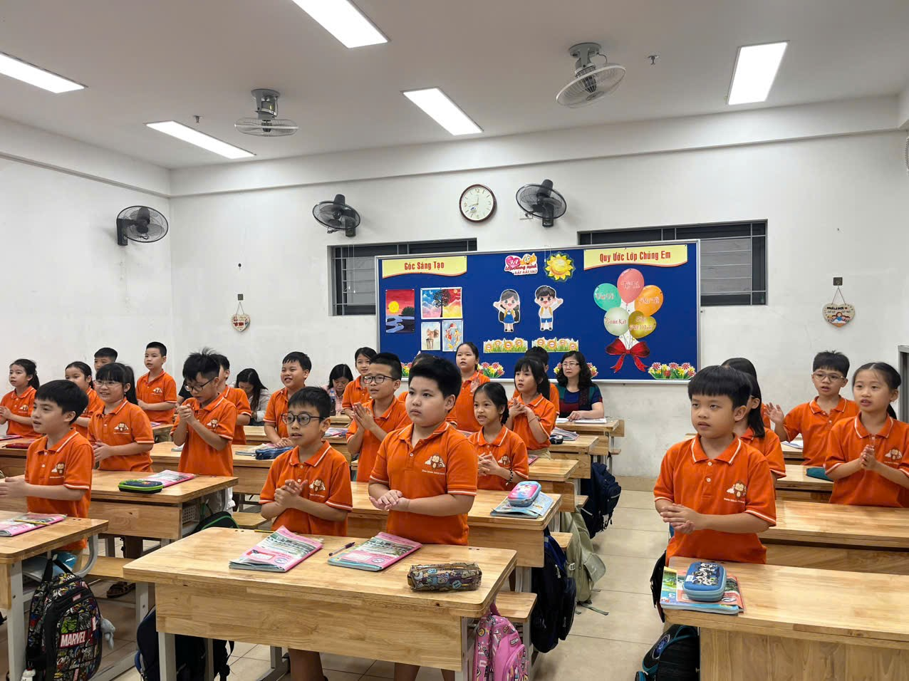 A group of children in a classroom

Description automatically generated